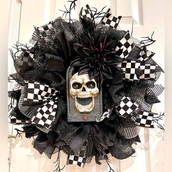 Halloween Wreath, Spooky Wreath, Skeleton Wreath, Talking Halloween Decor - Picture 1 of 5